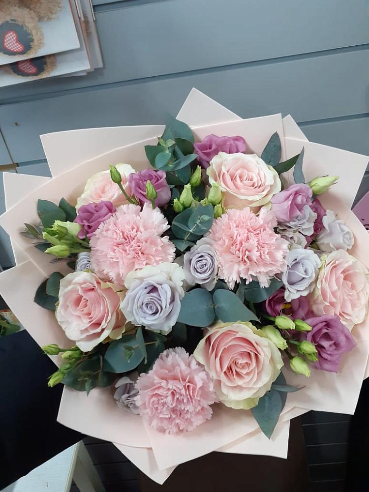 Букет цветов из: Розы, Гвоздики и Лизиантусы в Александровке Подольского района